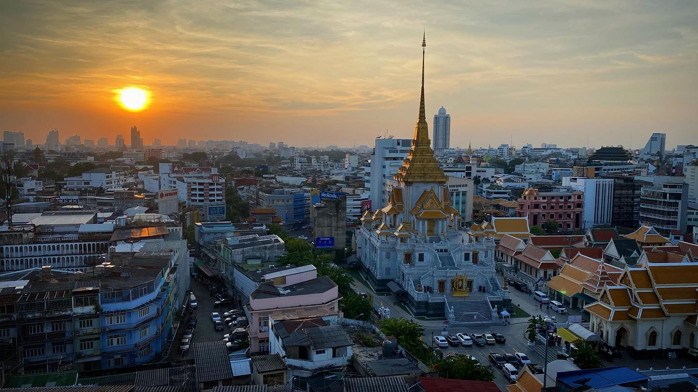Sunset at Wat Traimit, home to the Golden Buddha Temple. This will reopen to visitors on 1st December 2021. 

#Thai #ThaiTravel #Thailand #ThailandTravel #ThailandInsider #AmazingThailand #Thailand_IG #igThailand #travel #travelgram #TravelPhotography #travelblogger #GoLocal #ReviewThailand #Opentothenewshades #buddha #thaitemple #temple #Bangkok #gold #sunset