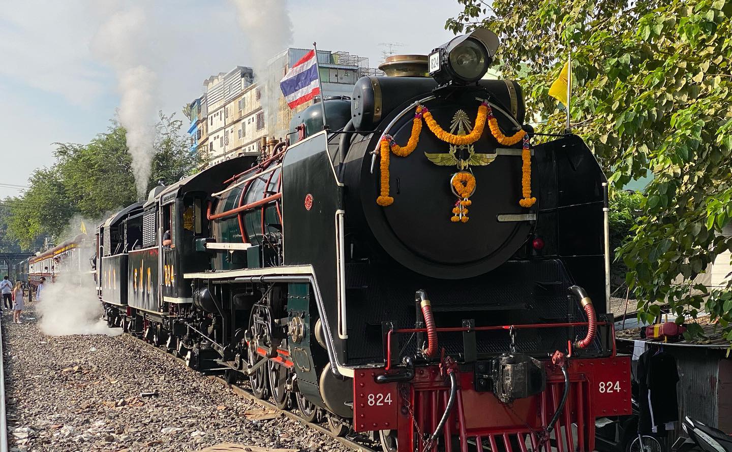The steam locomotive leaving Bangkok today for the last time from the 105 year old Hua Lamphong station. 

#Thai #ThaiTravel #Thailand #ThailandTravel #ThailandInsider #AmazingThailand #Thailand_IG #igThailand #travel #travelgram #TravelPhotography #travelblogger #GoLocal #ReviewThailand #Opentothenewshades #Bangkok #steamtrain #steamtrains #steamlocomotive #train #รถไฟไทย #thaitrain